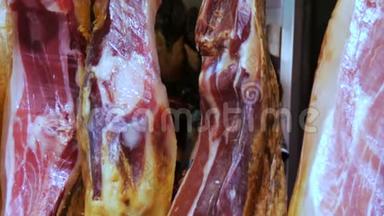 猪<strong>肉干</strong>大腿挂在肉市柜台上。 西班牙国菜火腿或果酱加脂条
